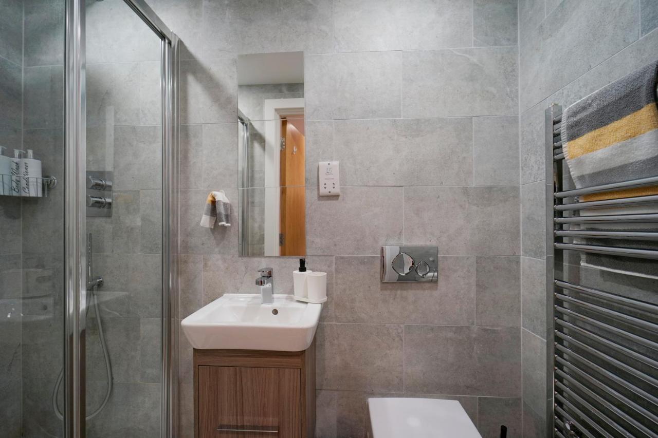 Modern 2 Bed Apartment With Juliet Balcony - Dhb Stays ليدز المظهر الخارجي الصورة